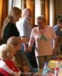 ©2324_Gast und Gastgeber finden sich.jpg